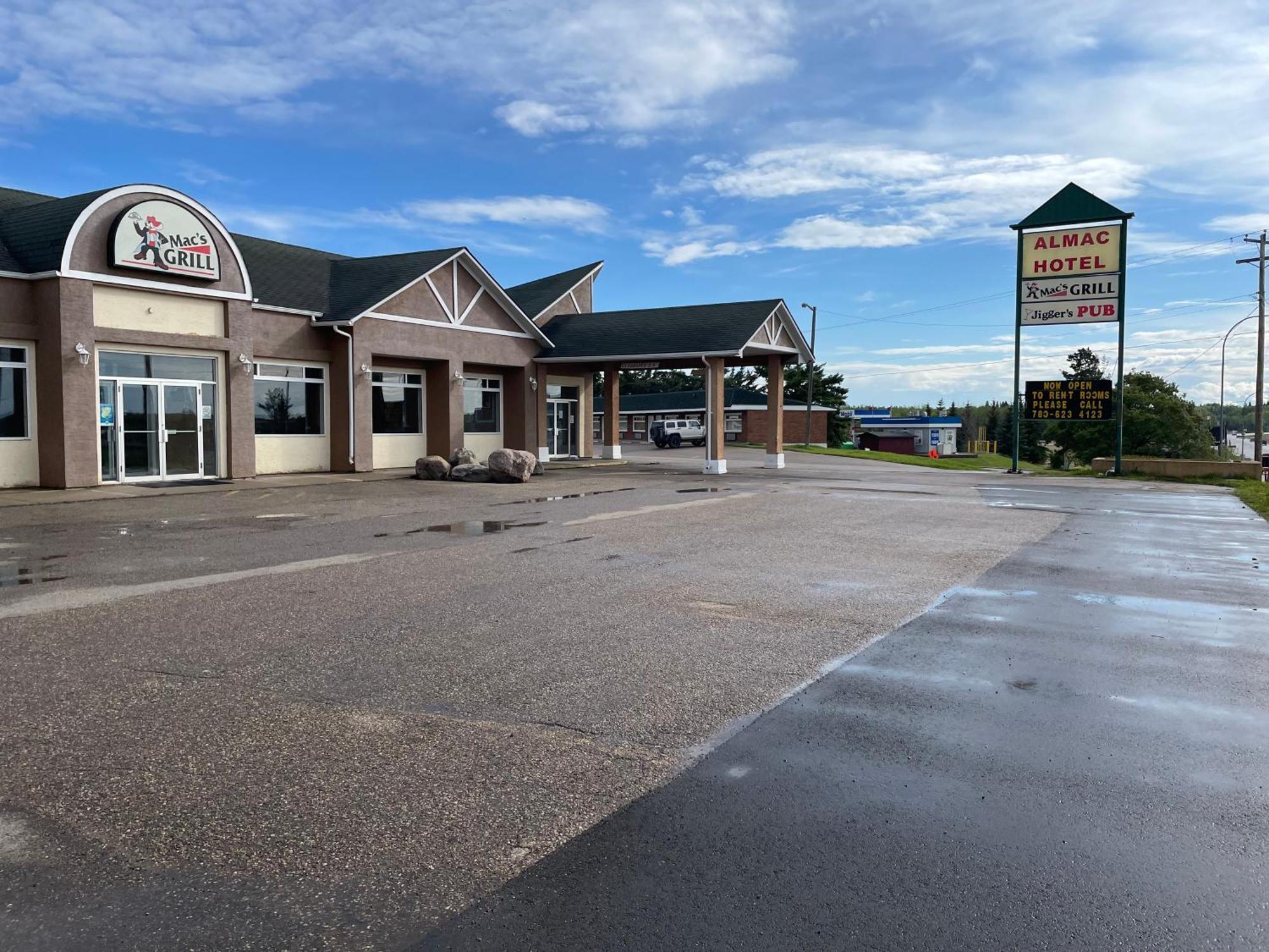 Almac Hotel Lac La Biche Exteriör bild
